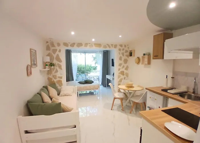 Studio calme avec terrasse et piscine