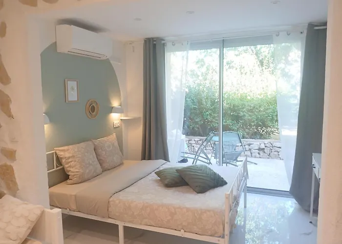 Studio calme avec terrasse et piscine