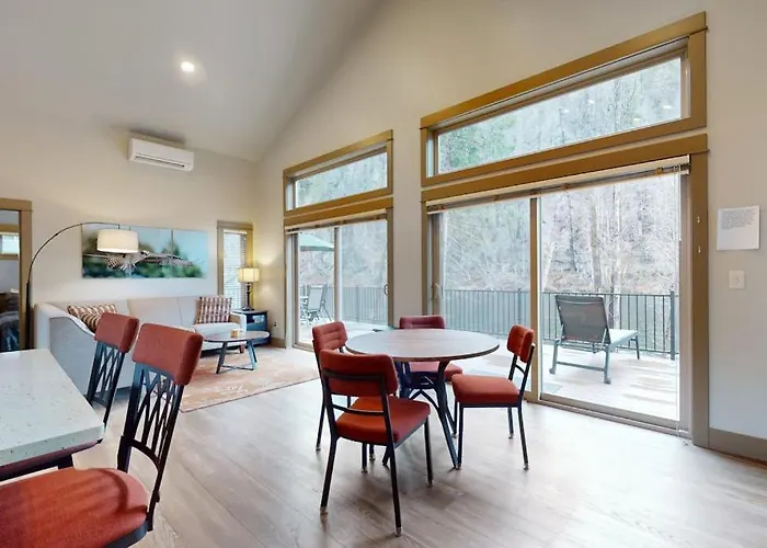 Amazing Riverfront Cabin With Views Deck Firepit & Grill - Dog-Friendly