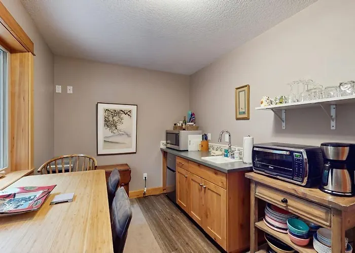 Charming Riverfront Apartment With Kitchenette Grill & Central Ac
