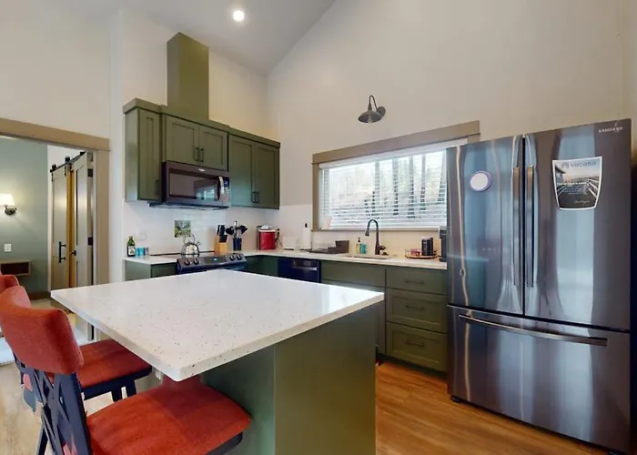 Amazing Riverfront Cabin With Views Deck Firepit & Grill - Dog-Friendly