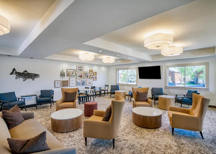 Hotels with pool Gray Wolf Inn & Suites