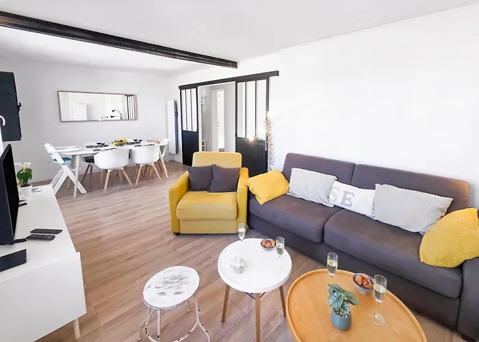 Bel appartement plein centre 100m de la mer