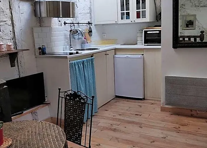 T1 bis mansardé, clim, 3eme étage sans ascenseur