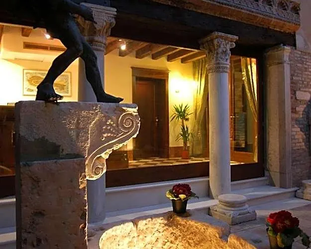 Сity center hotels Al Ponte Mocenigo