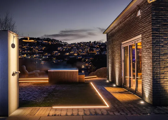 Luxury "Villa Bergen" Private Pool, Gym, Sauna, Hot Tub, 10 Minutes From City Centre