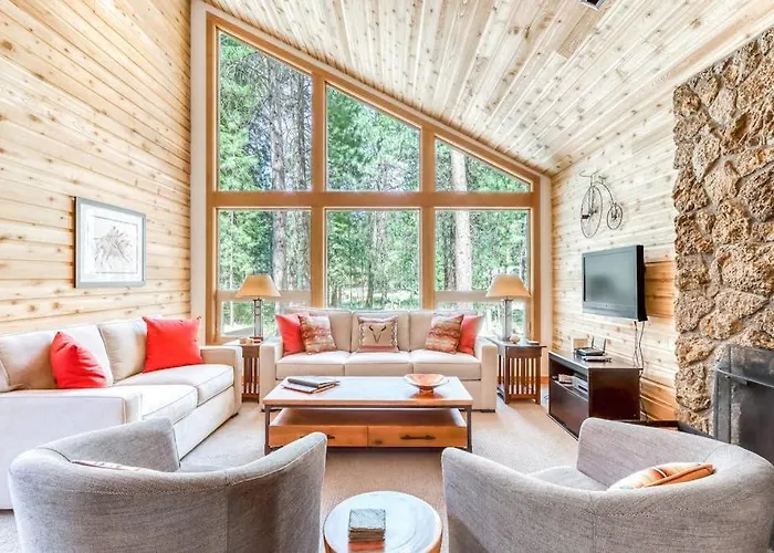 Perfect Lakeside Retreat Near Town With Furnished Deck & Grill