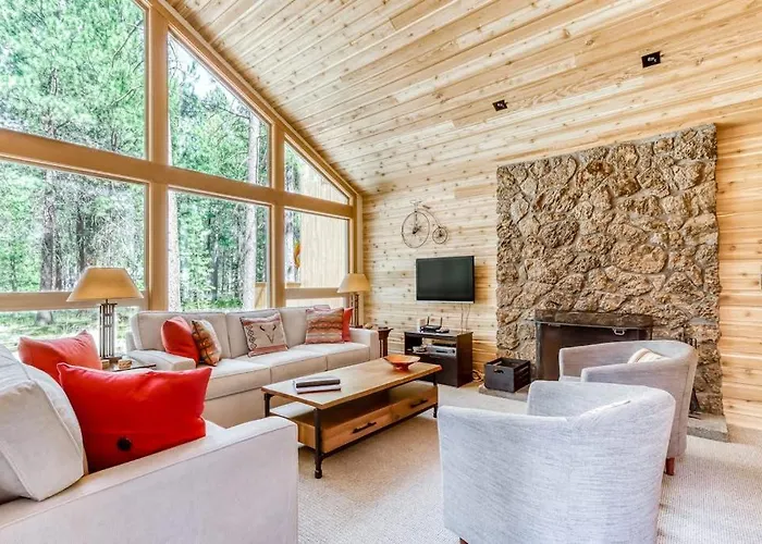 Perfect Lakeside Retreat Near Town With Furnished Deck & Grill
