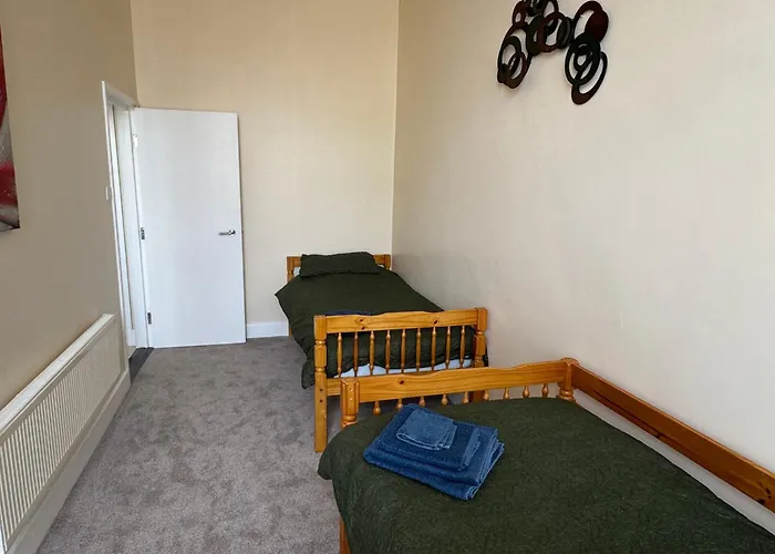 Cosy 2 Bedroom Modern Flat Close To Transport Link