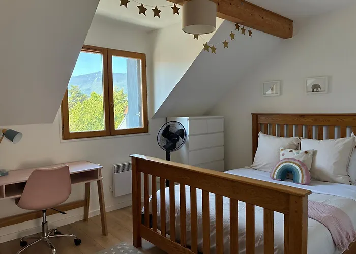 Lovely Gated Family Home, Steps To The Lake