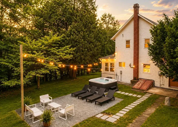 Hot Tub, Fire Pit, Porch 1850S Riverside Cabin