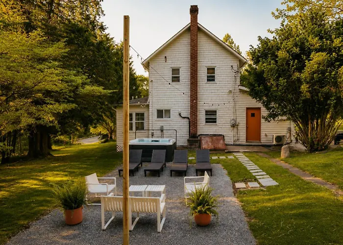 Hot Tub, Fire Pit, Porch 1850S Riverside Cabin