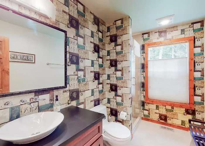 Delightful Getaway Near The Lake & Hiking With Fast Wifi Full Kitchen & W&D