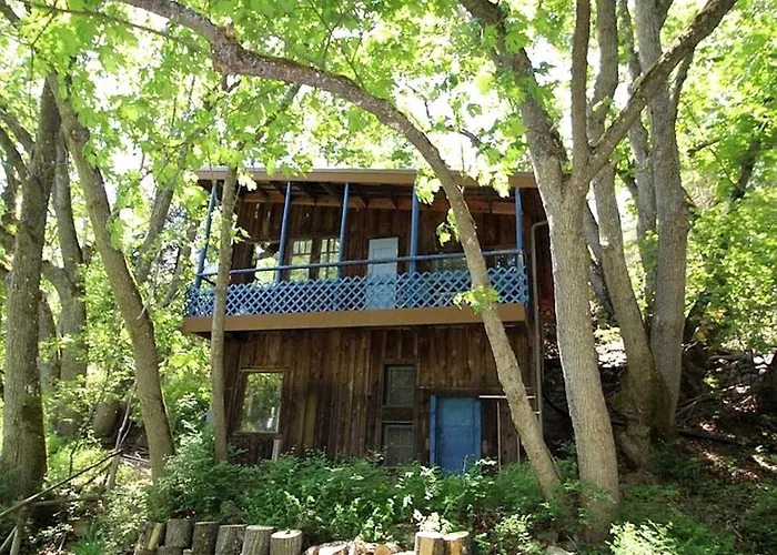 Charming Woodland Cabin With Skylights & Quiet Escape In Jacksonville, Oregon