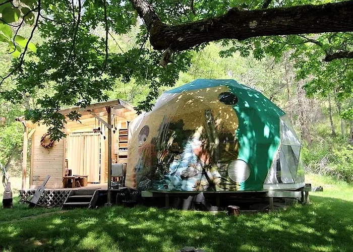 Creekside Geodesic Dome Retreat With Expansive Nature Views In Jacksonville, Oregon