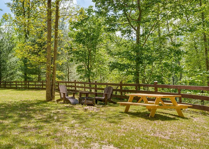 Leicester Retreat On 18 Acres W/ Fire Pit
