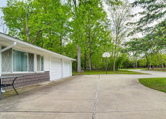 Farmington Hills Fall Getaway Near Detroit