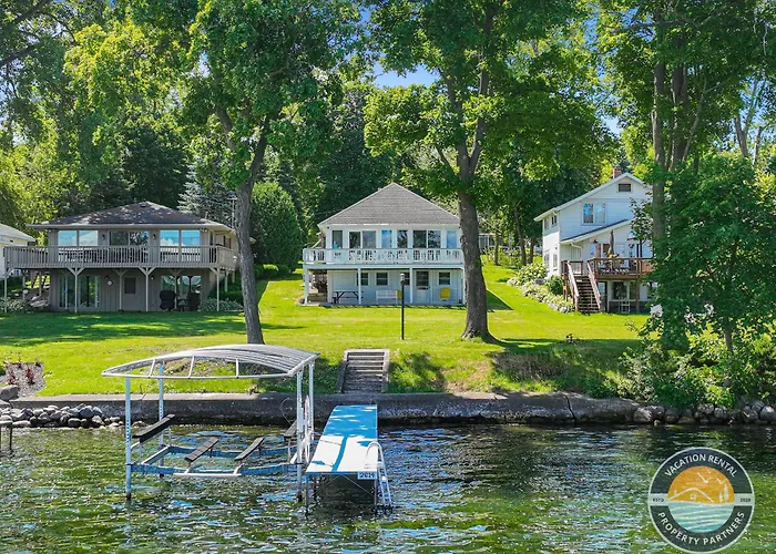 Lake Delavan Lakefront Home Pier Sleeps 6