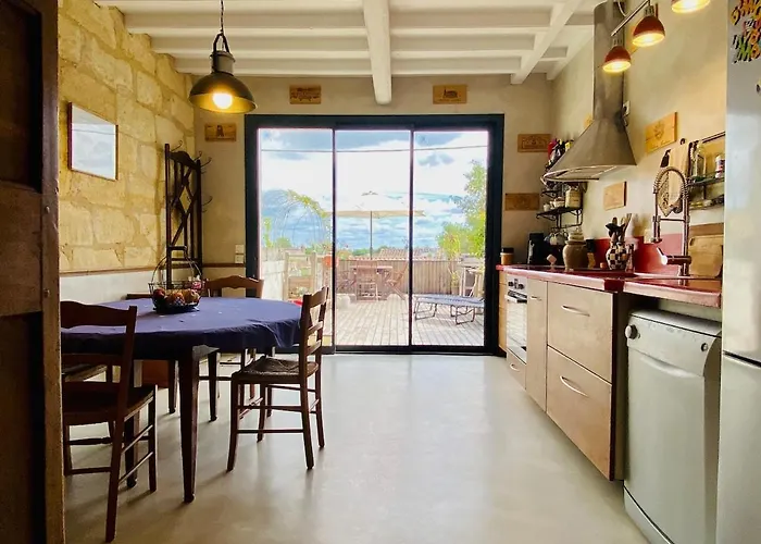 Maison entière avec terrasse surélevée