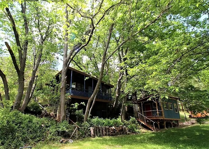 Charming Woodland Cabin With Skylights & Quiet Escape In Jacksonville, Oregon