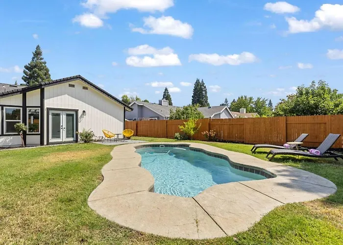 Family Home-Garage Parking-Hot Tub-Pool