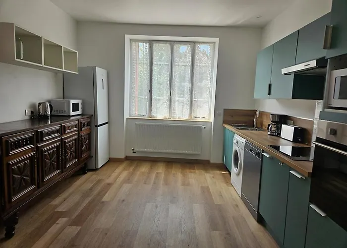 Maison avec jardin au centre du village