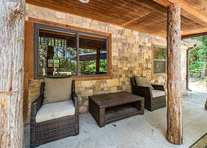 Pottsboro Lodge - Sleeps 15 - Hot Tub & Patio