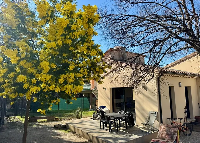 Charme du Sud et modernité, villa de village au cœur de la Provence