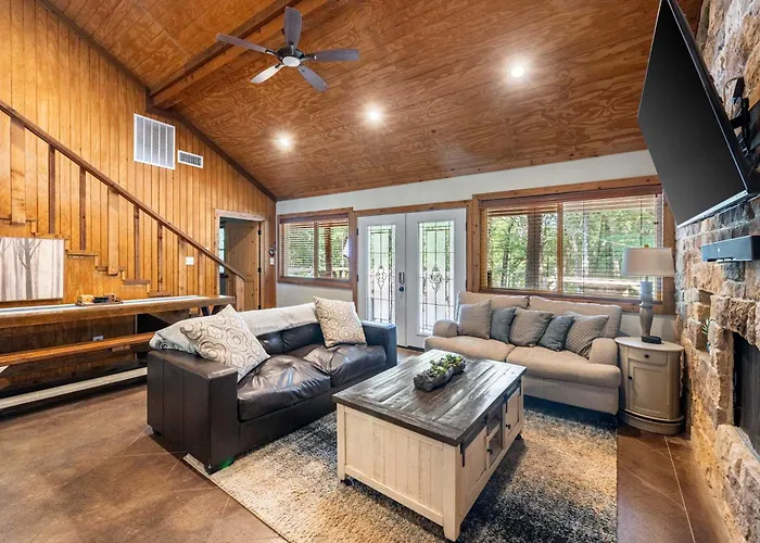 Pottsboro Lodge - Sleeps 15 - Hot Tub & Patio