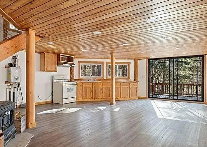 Tranquil Woodland Cabin Getaway With Cozy Indoor Fireplace In Jacksonville, Oregon