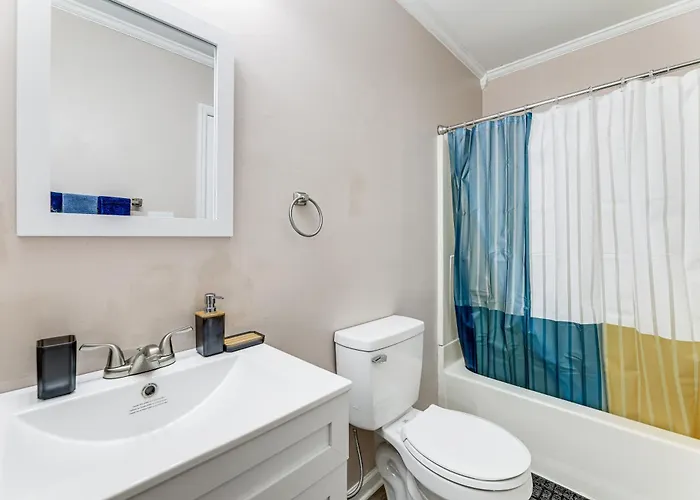 Jacksonville Retreat W/ Yard Near Base & Beach