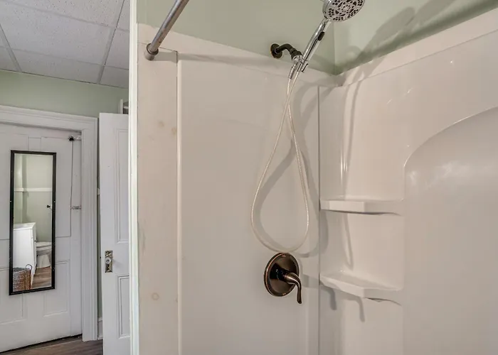 Walk To Lake Ontario, Shops & Eats! Charming Home