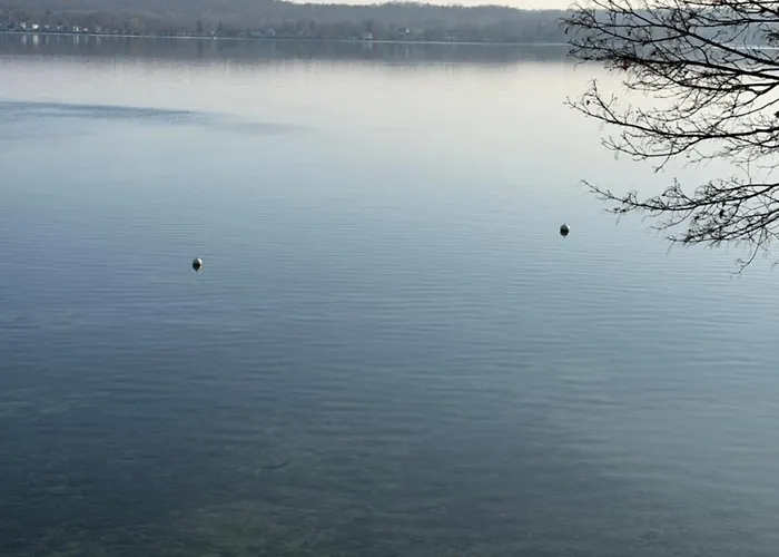 Lovely Lakeside Lodge