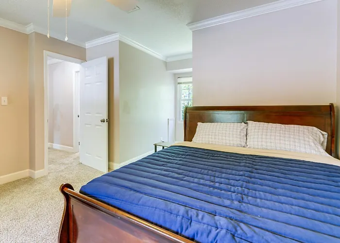 Jacksonville Retreat W/ Yard Near Base & Beach
