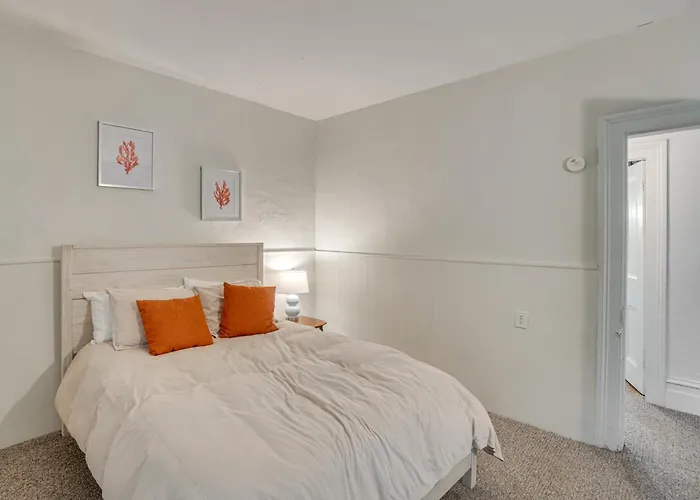 Walk To Lake Ontario, Shops & Eats! Charming Home