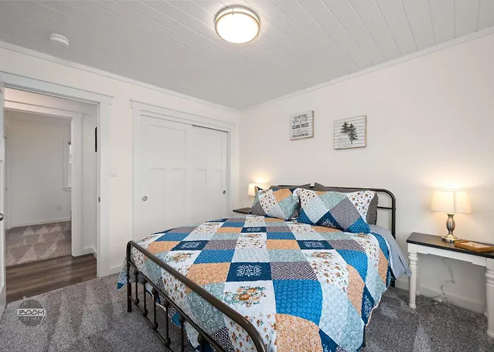 Adorable Downtown Cottage - Walk To Shops & Cafes