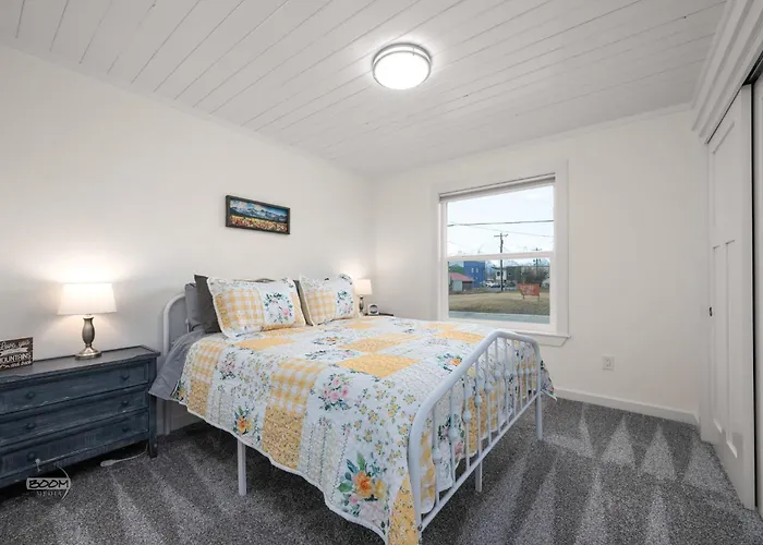 Adorable Downtown Cottage - Walk To Shops & Cafes