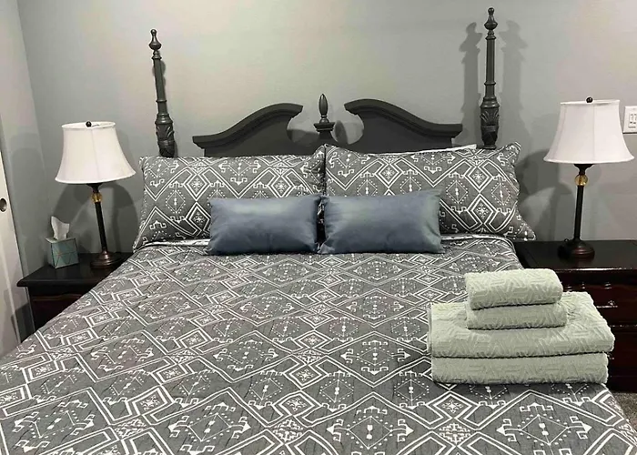 Nifty Corner- A Modern Home & A Taste Of Town