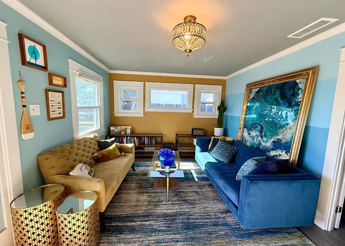 5 Minute Walk To Sofi Art Deco Beach Themed Cottage