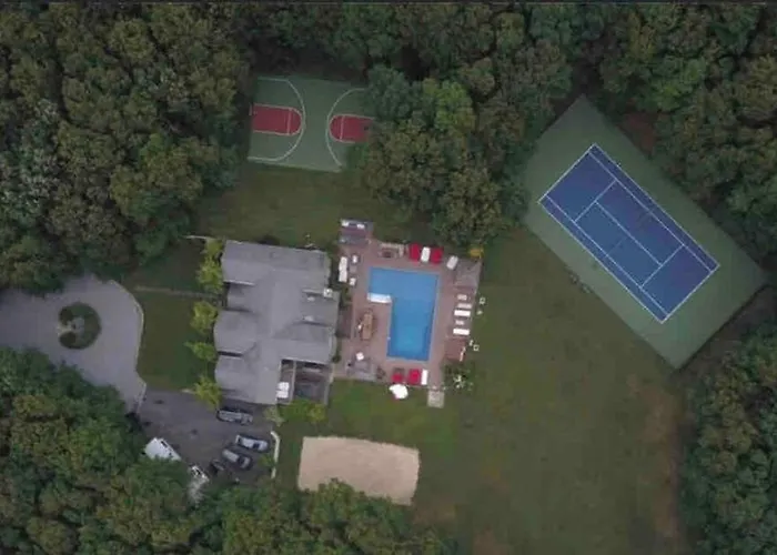 Hamptons 9Bd Mega Compound W Pool Tennis Bball Nightclub
