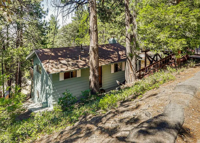 Deck & Mtn Views! Woodsy Haven In Running Springs