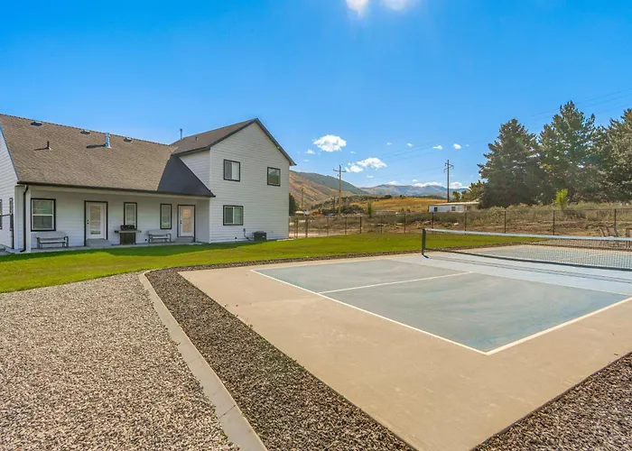 1 Mi To Pools: Chic Lava Hot Springs Home