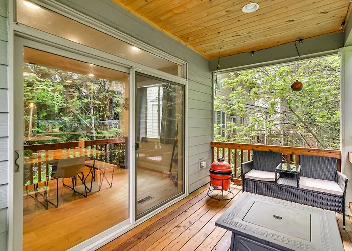 Walk To Park & Creekside Trails! Modern Sandy Home