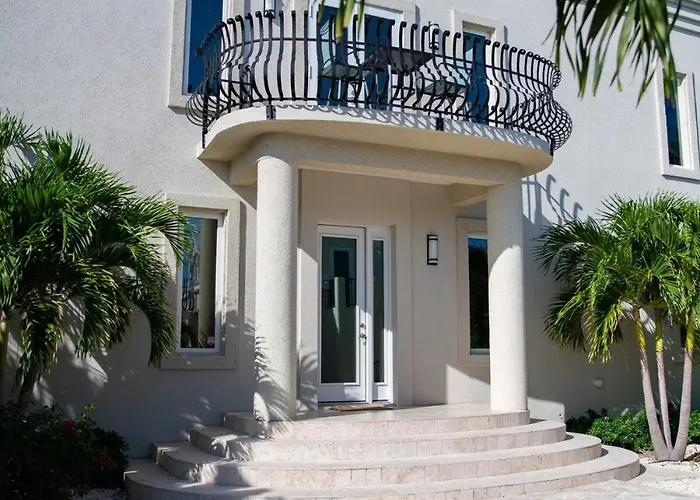 Luxe Villa Siena With Private Guest Suite