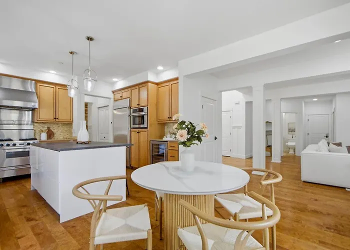 Modern House W/ Large Backyard In Kirkland Central