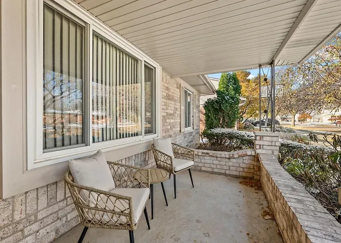 Charming 3Br Home With Yard And Fireplace In Troy