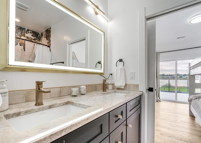 Pool, Hot Tub, Dock & Views! Luxe Moses Lake Manor