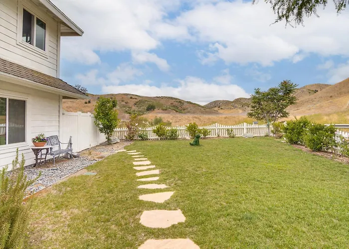 Calabasas Getaway Near Trails, Parks & The 101!
