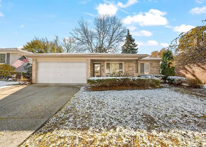 Charming 3Br Home With Yard And Fireplace In Troy
