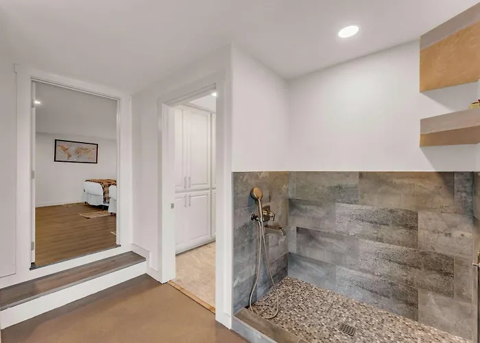 4Br Lakefront Escape For 12 W Hot Tub & Patios